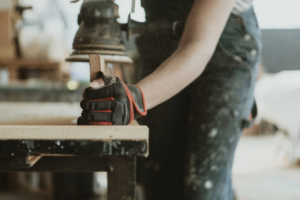 BHP w warsztacie stolarskim – odzież, maski i okulary ochronne