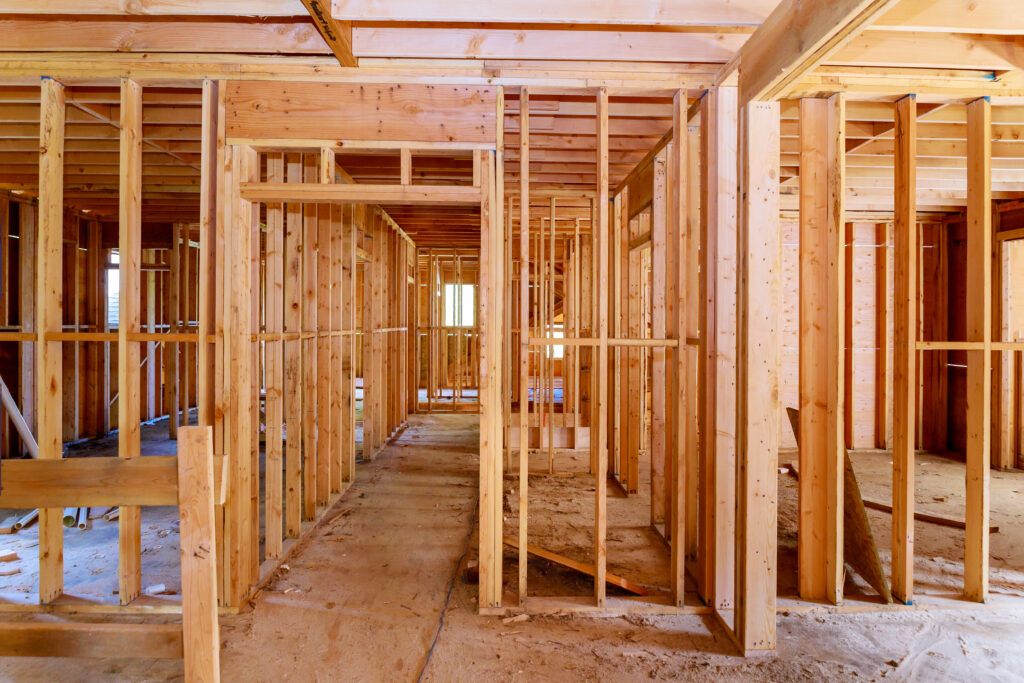 Szalunki drewniane i systemowe – rodzaje, różnice i zastosowanie