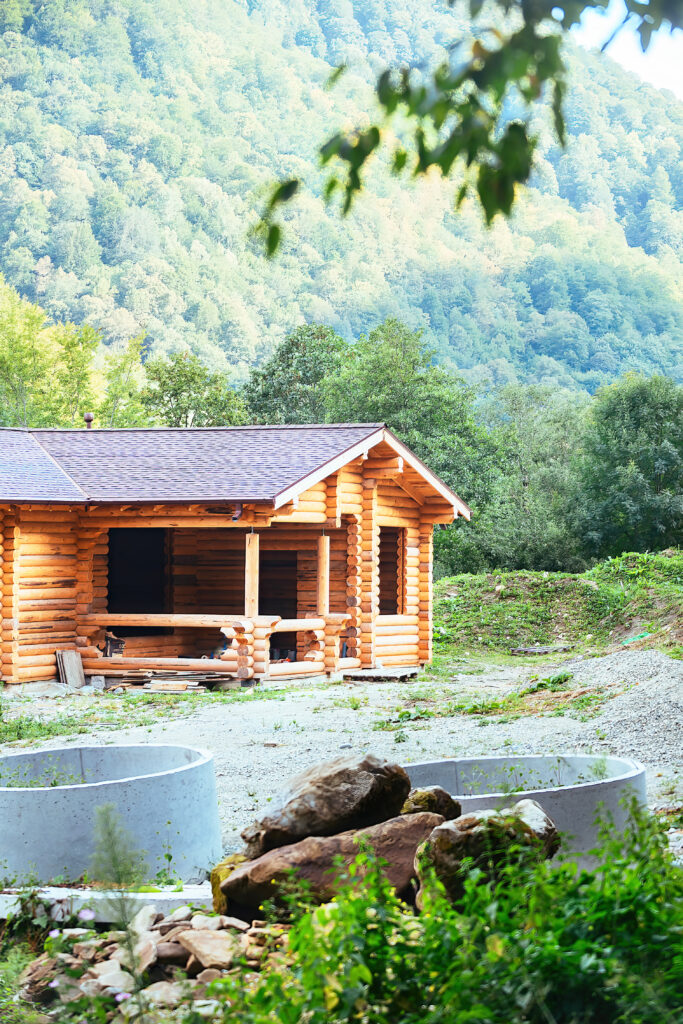 Drewniane domki letniskowe i całoroczne – technologie budowy i projekty