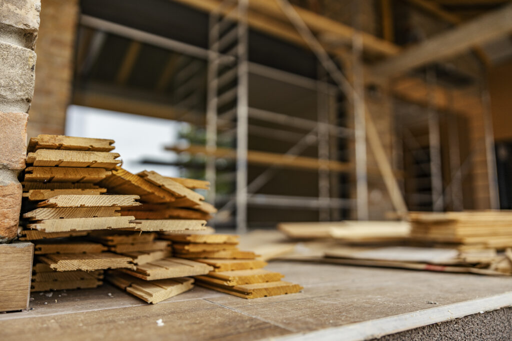 Drewno konstrukcyjne – materiały i zastosowania w budownictwie
