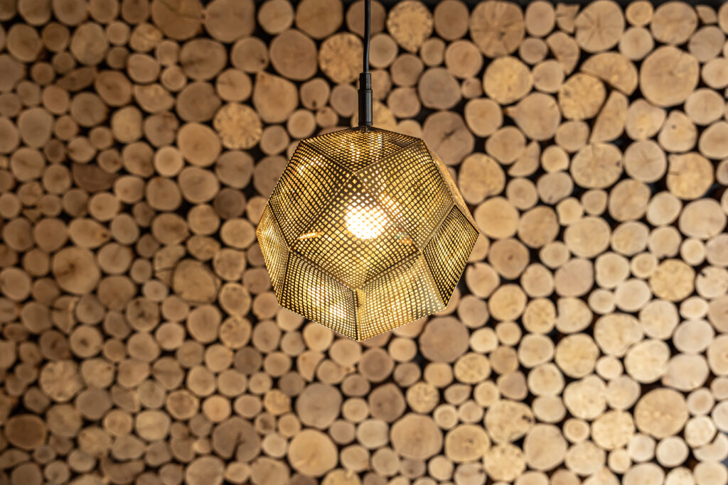 Oświetlenie i dekoracje z drewna – jak zbudować klimat we wnętrzu.