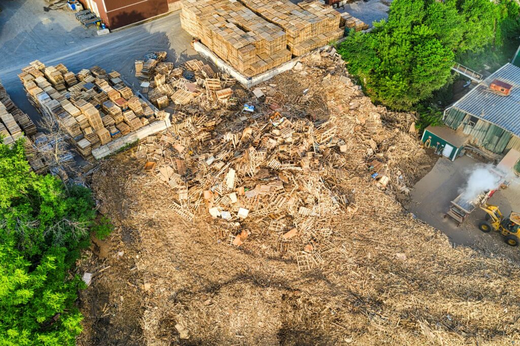 Raport o recyklingu drewna w Polsce: 1,3 mln ton odpadów rocznie, ale luka prawna blokuje rozwój